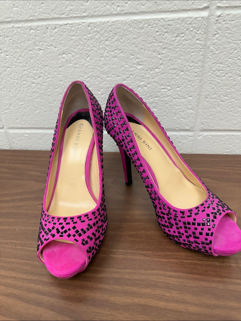 Gianni Bini Fuchsia Pink Peep-Toe Studded 4-1/2” High Heels Sz 9M